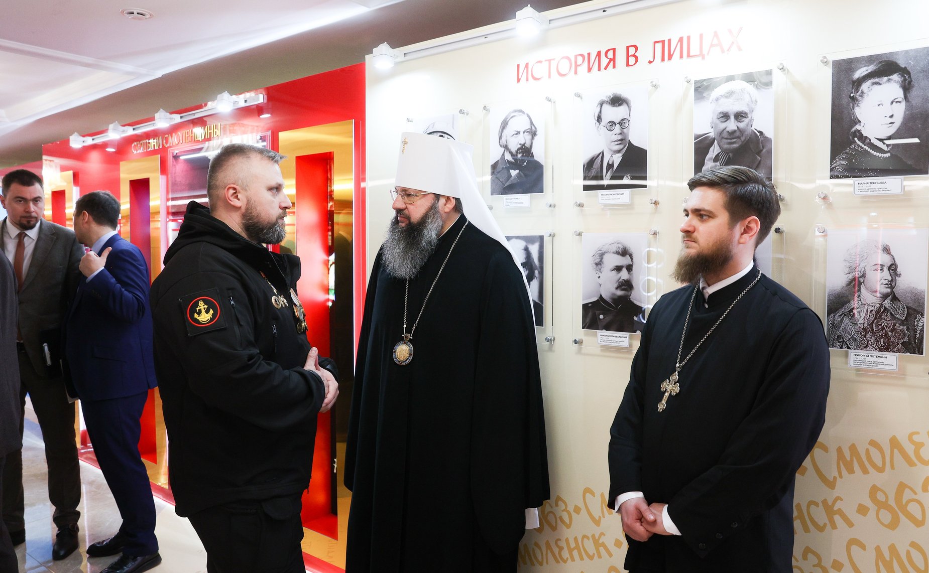 Валентина Матвиенко и Василий Анохин осмотрели выставку, посвященную истории, культуре и перспективным направлениям развития Смоленской области
