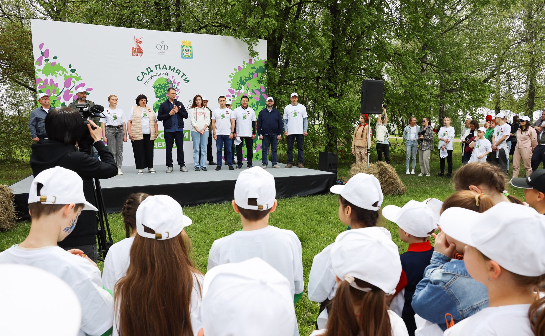 В Год защитника Отечества и 80-летия Победы в Великой Отечественной войне 1941–1945 годов сенаторы РФ и сотрудники Аппарата СФ провели акцию «Сад Памяти» — высадили 250 кустов сирени в музее-заповеднике «Горки Ленинские»