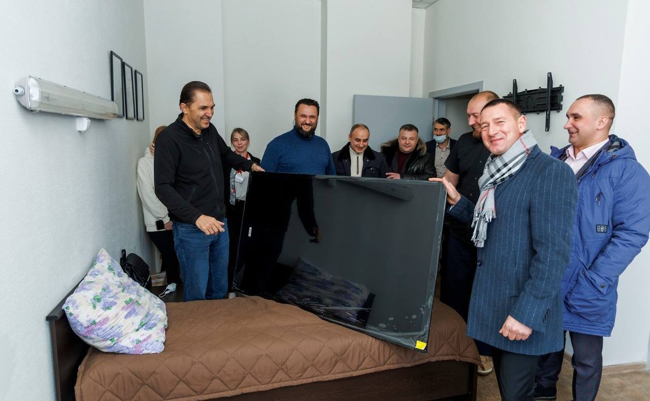 Андрей Хапочкин передал мебель и бытовое оборудование региональному отделению Фонда «Защитники Отечества»