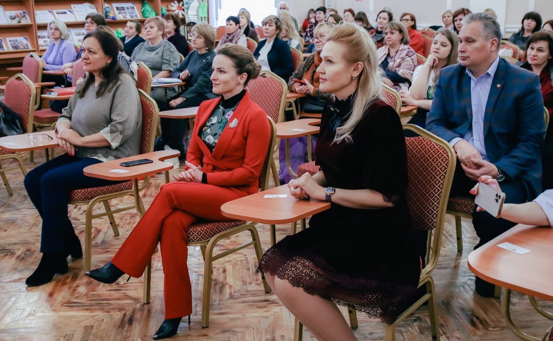 Ирина Кожанова приняла участие в организации творческой выставки известного писателя и автора популярной серии книг «Удивительная Русь» Жанны Андриевской