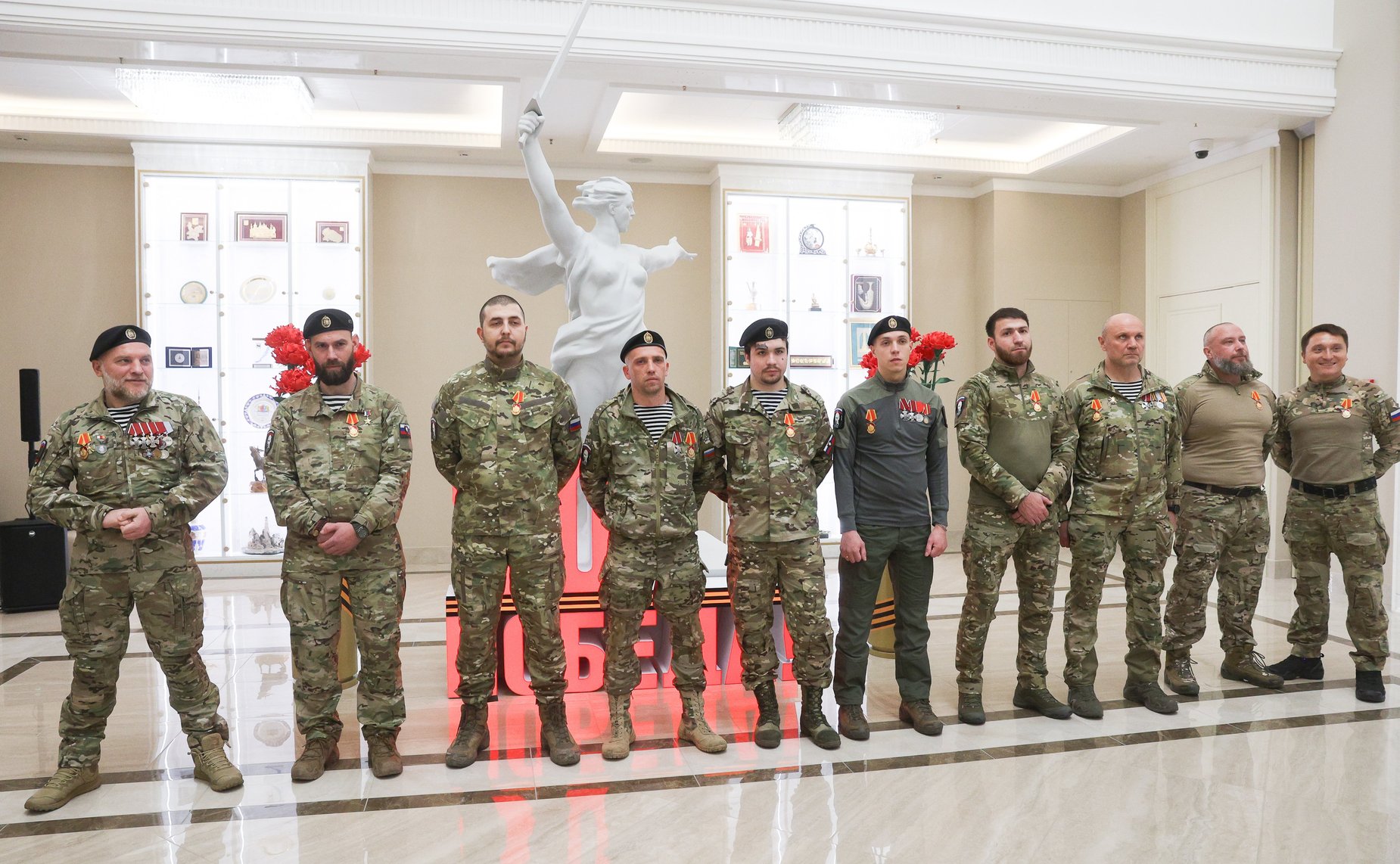 Торжественное награждение военнослужащих в рамках проведения открытия патриотической выставки фотографий военнослужащих Отдельной диверсионной штурмовой бригады «Ветераны»