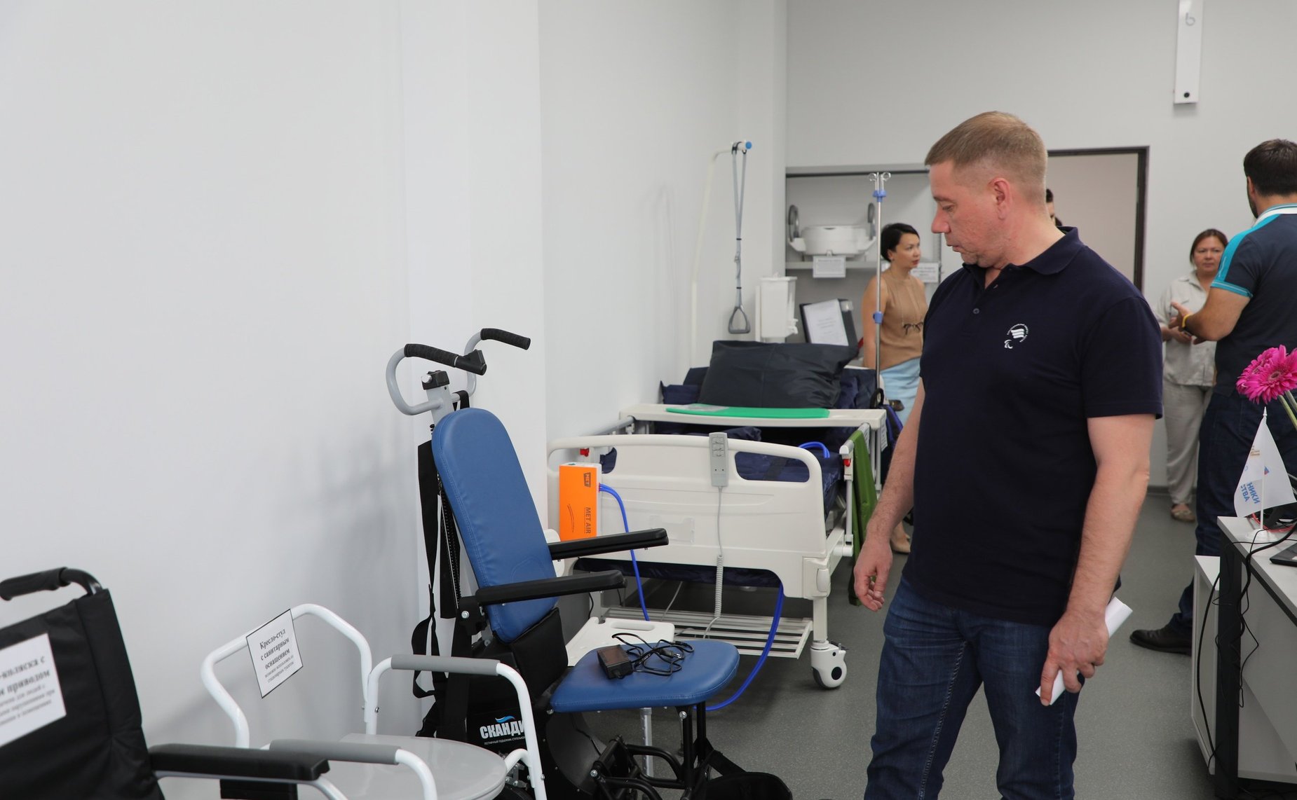 Эдуард Исаков встретился с коллективом филиала фонда «Защитники Отечества» в Ханты-Мансийске