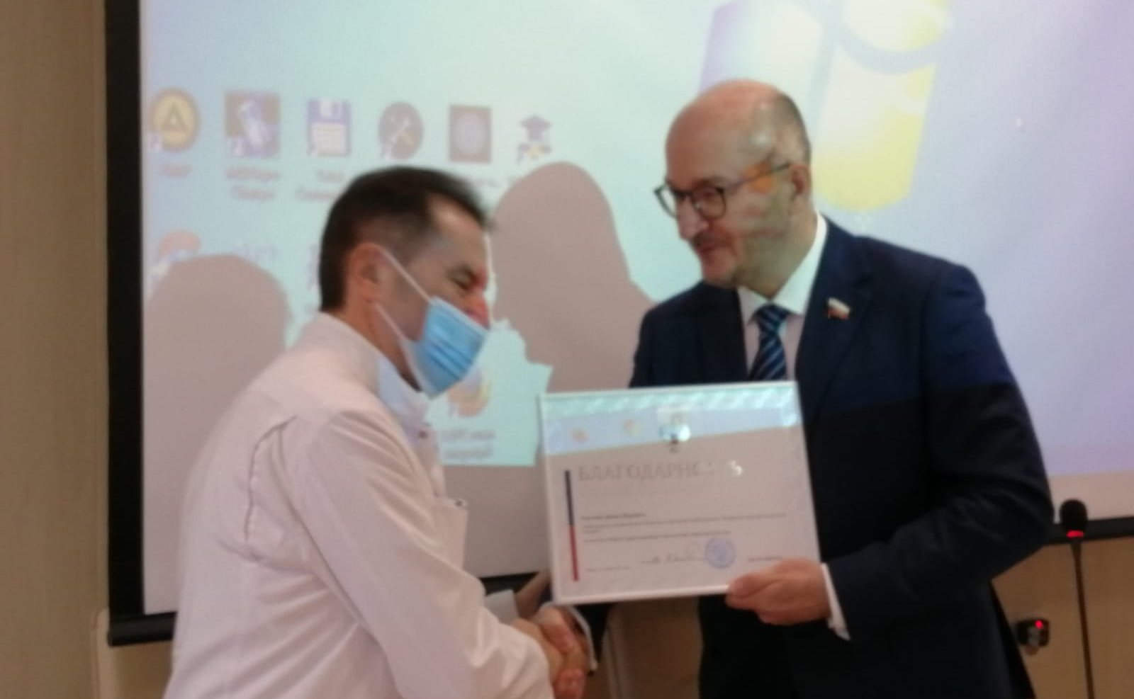 Олег Цепкин наградил медицинских работников Челябинской областной больницы