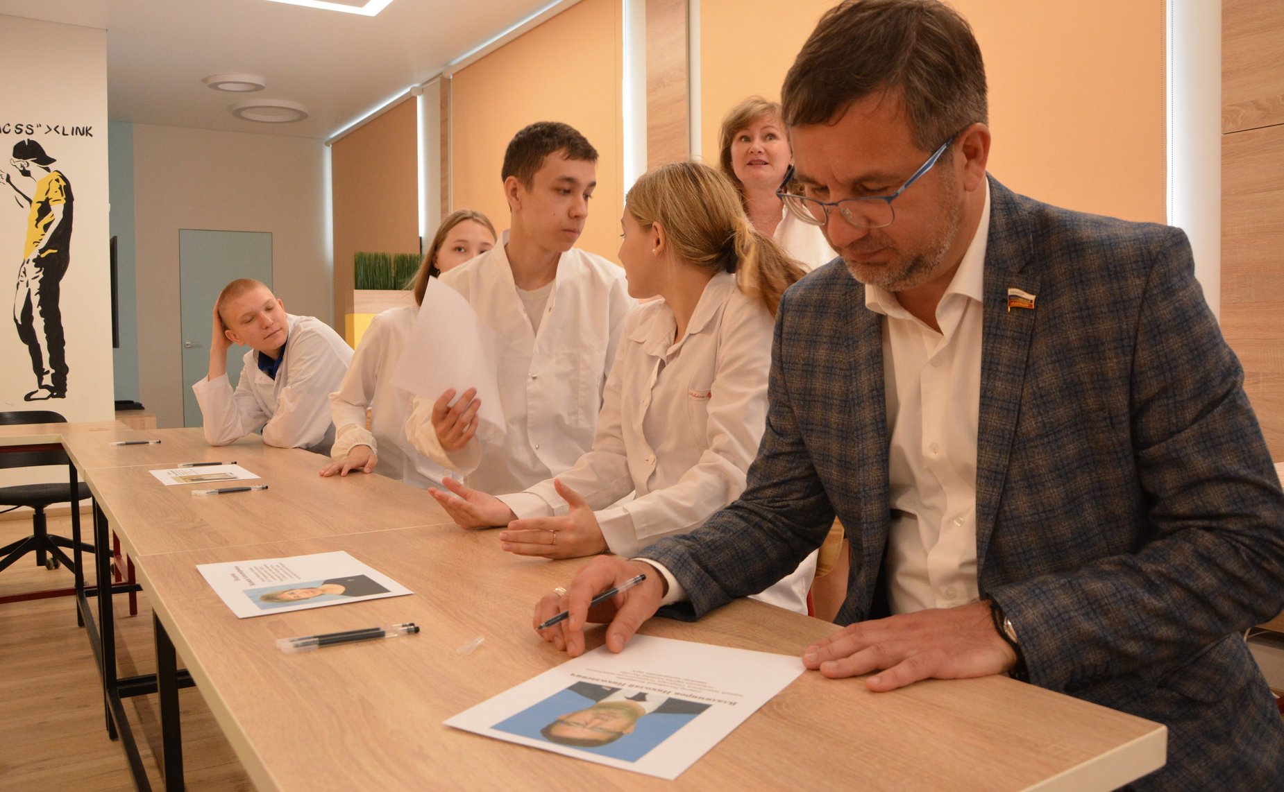 Николай Владимиров в родной школе № 31 города Чебоксары, которая носит имя академика Святослава Федорова, принял участие в торжественном открытии выставочной экспозиции, посвященной великому офтальмологу