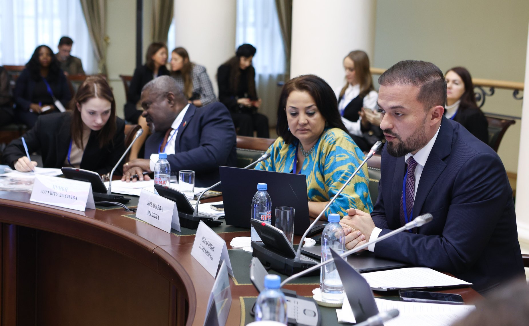 Круглый стол «Роль государственных и инвестиционных программ поддержки, а также маркетинговых стратегий в развитии легкой промышленности на пространстве СНГ». III международный форум «Содружество моды»