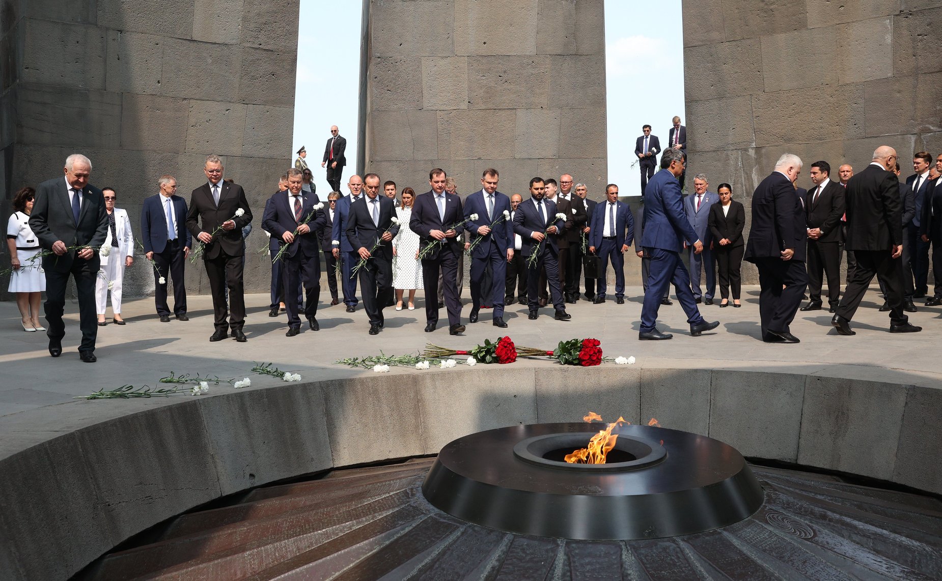 Сенаторы РФ посетили Мемориал памяти жертв геноцида армян «Цицернакаберд» и возложили цветы к Вечному огню