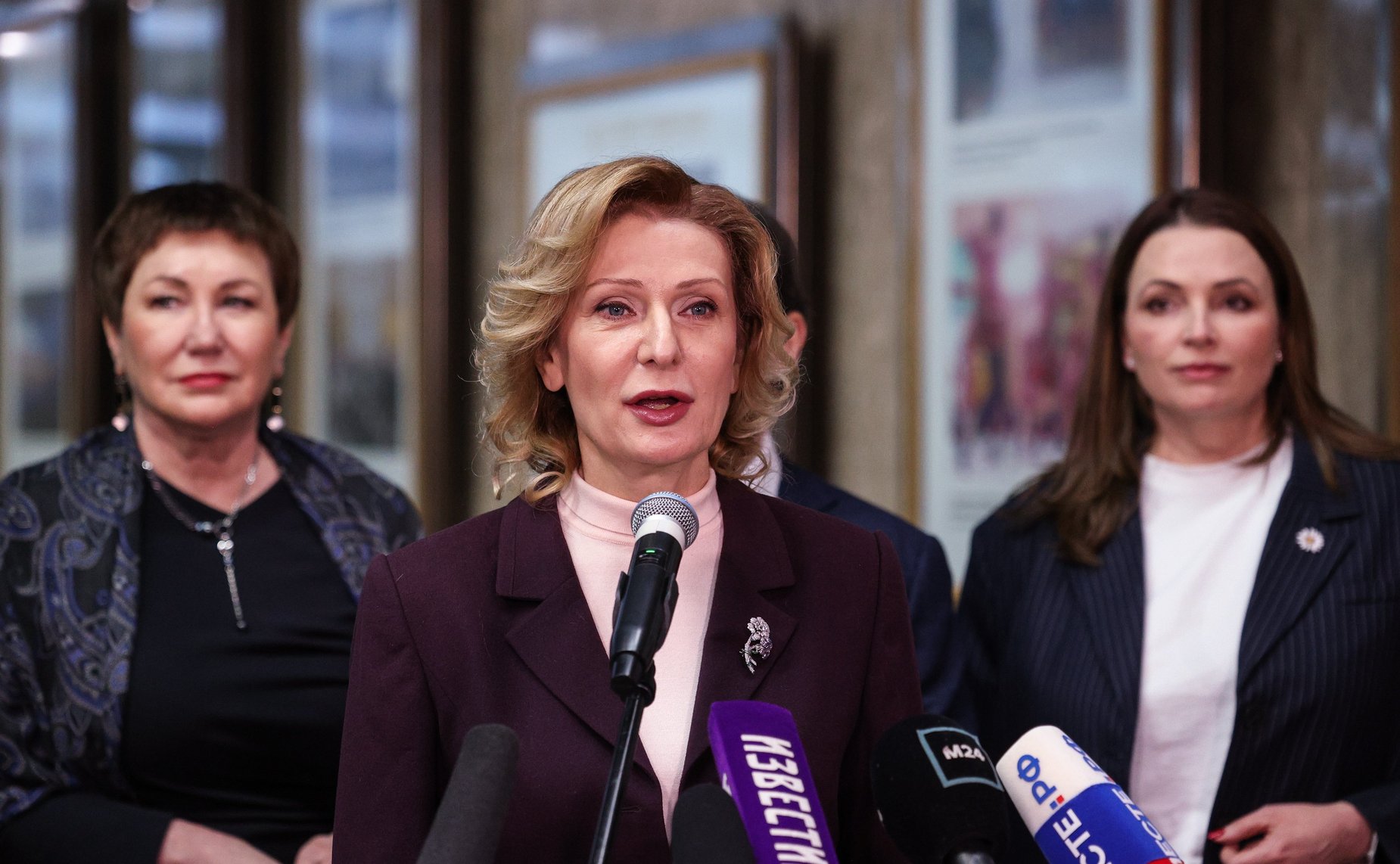 Заместитель Председателя СФ Инна Святенко открыла фотовыставку «30 лет Совету Федерации» на станции метро «Выставочная»