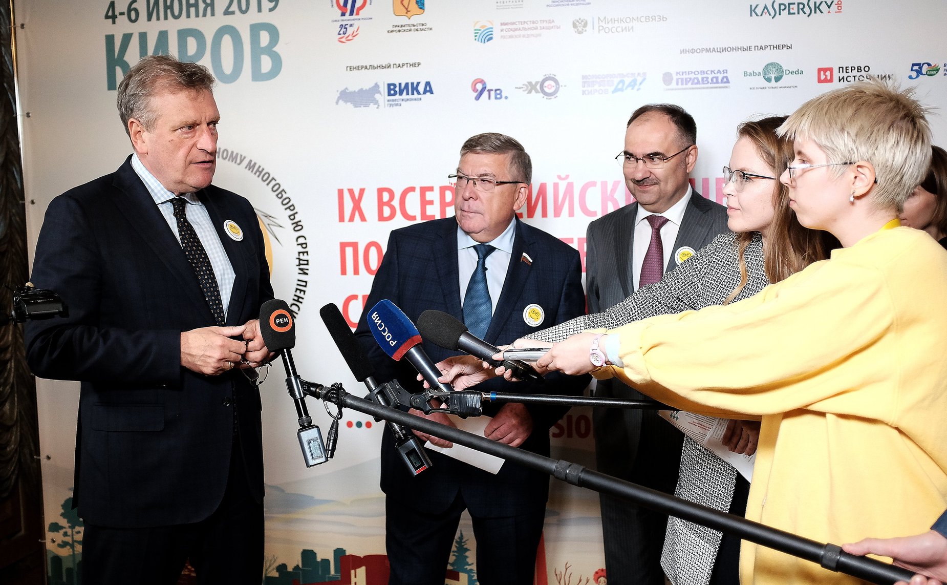 Валерий Рязанский принял участие в открытии IX Всероссийского чемпионата по компьютерному многоборью среди пенсионеров