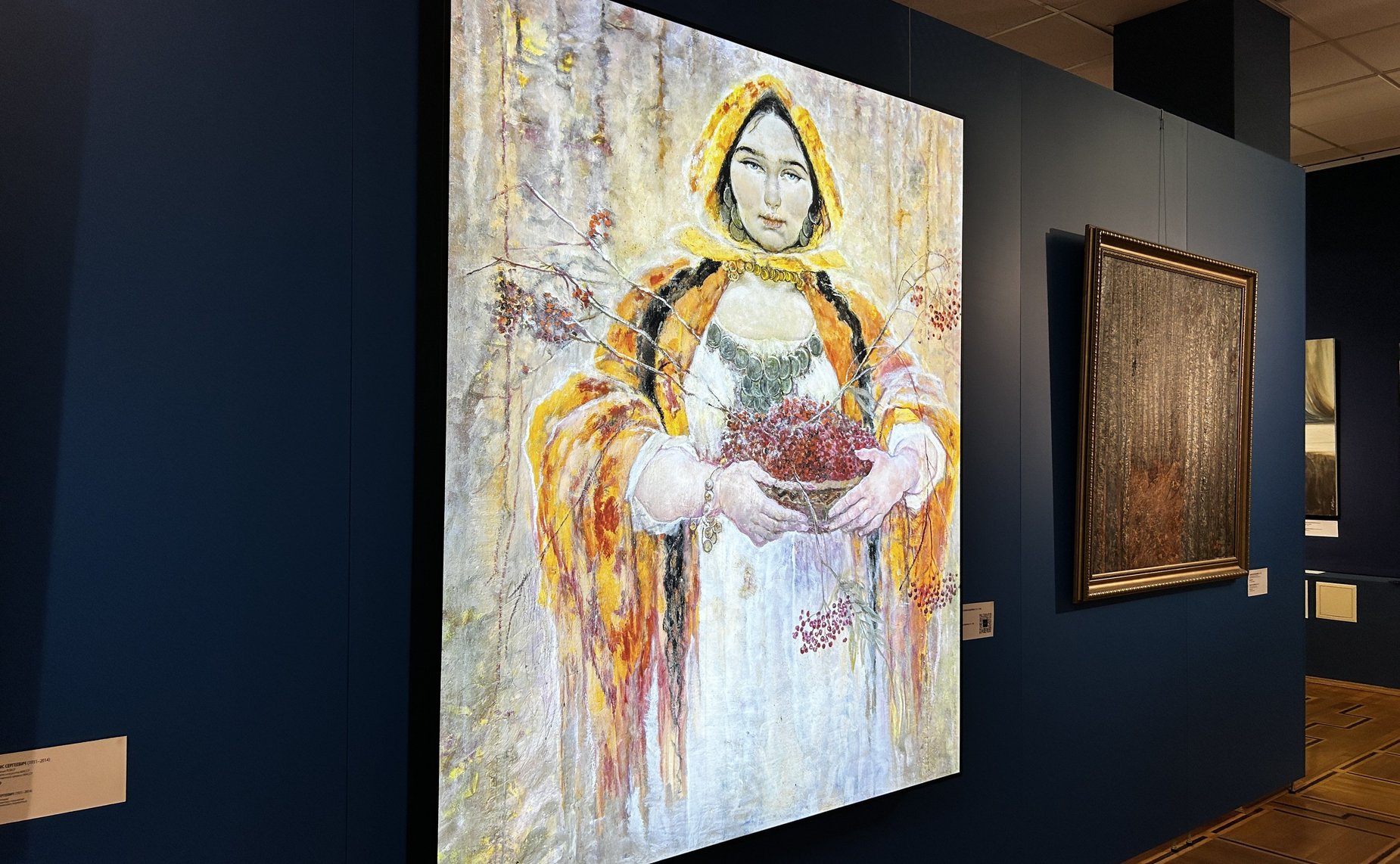 Сергей Мартынов посетил в Йошкар-Оле выставку, представляющую судьбу этноса мари сквозь призму изобразительного искусства