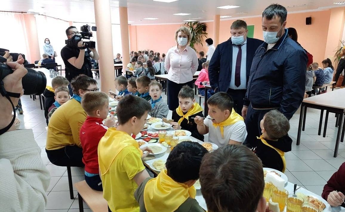 Эдуард Исаков в рамках рабочей поездки в регион ознакомился с деятельностью детских лагерей различных направлений