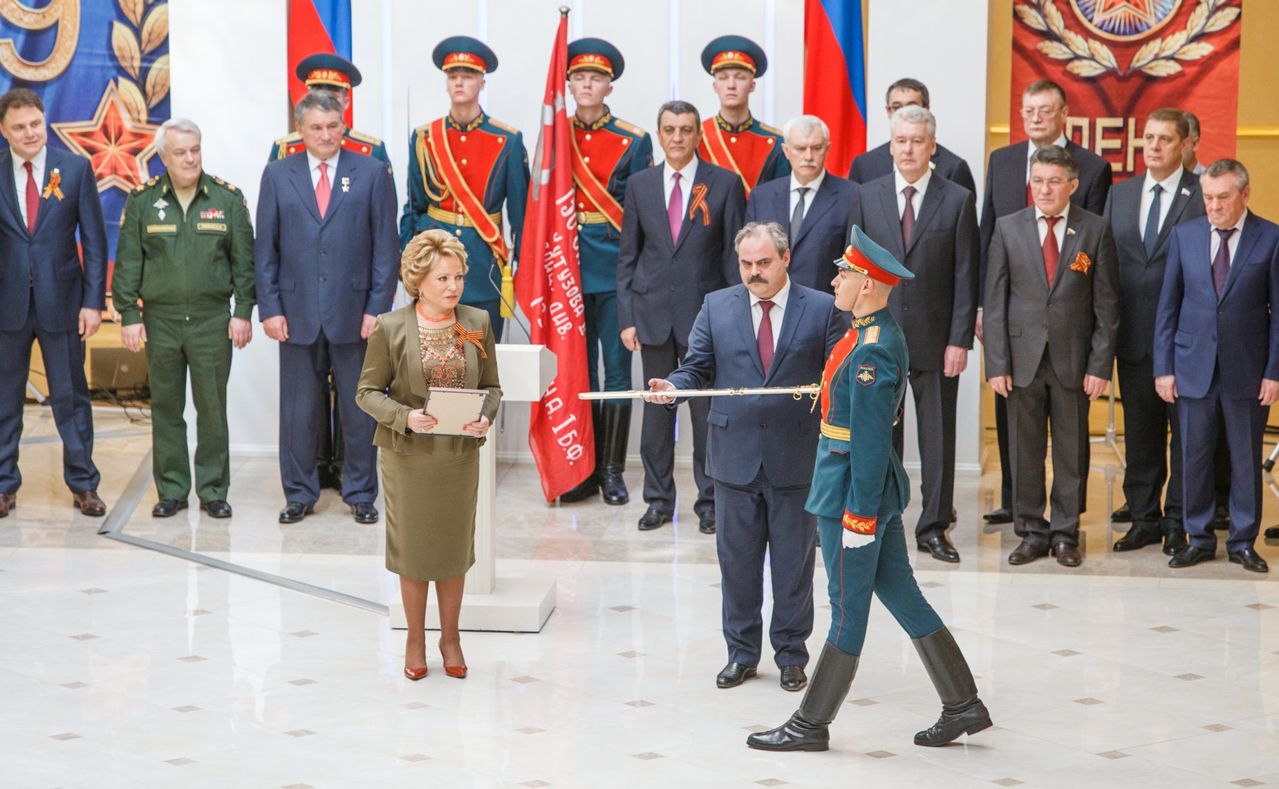 Торжественная церемония награждения российских городов-героев памятными 