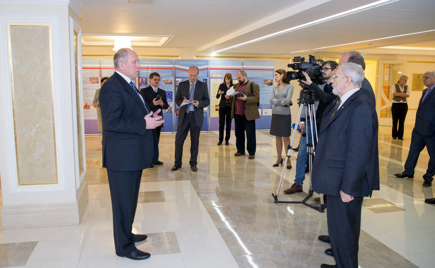 В. Кондрашин на открытии выставки научных трудов, изданных при поддержке Российского гуманитарного научного фонда