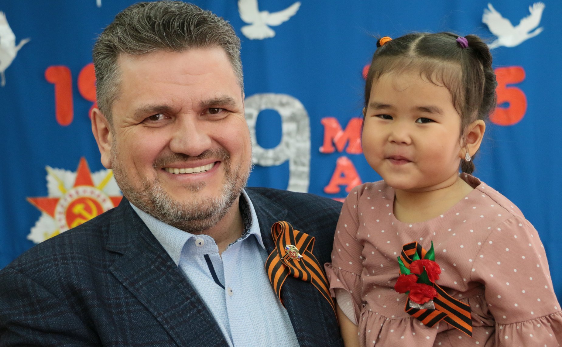 Александр Жуков в ходе поездки в регион вместе с заместителем председателя Верховного Совета Хакасии Денисом Кабановым вручил подарки самым юным участникам патриотической акции «Рисуем Победу»