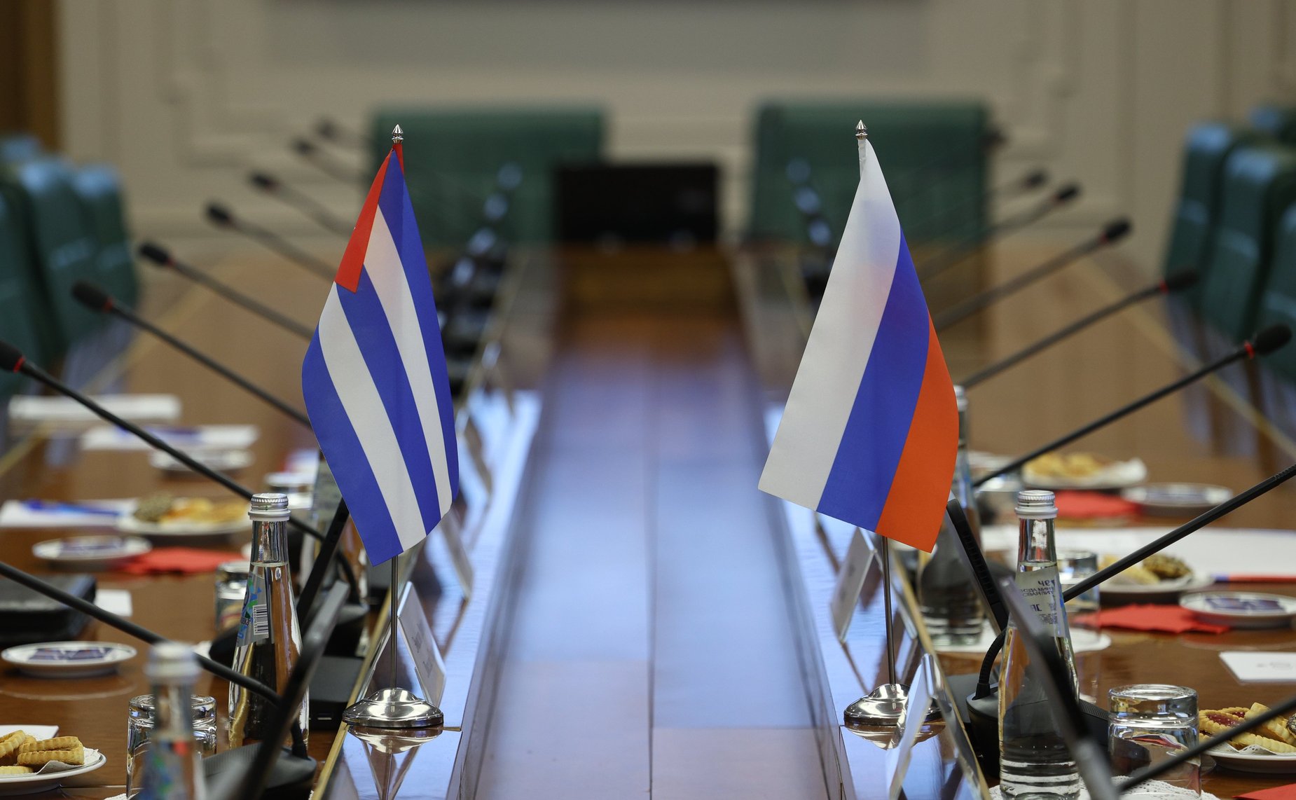 Встреча сенаторов РФ с заведующим международным отделом ЦК Коммунистической партии Кубы, членом Комиссии по международным связям Национальной Ассамблеи народной власти Республики Куба Эмилио Лосадой