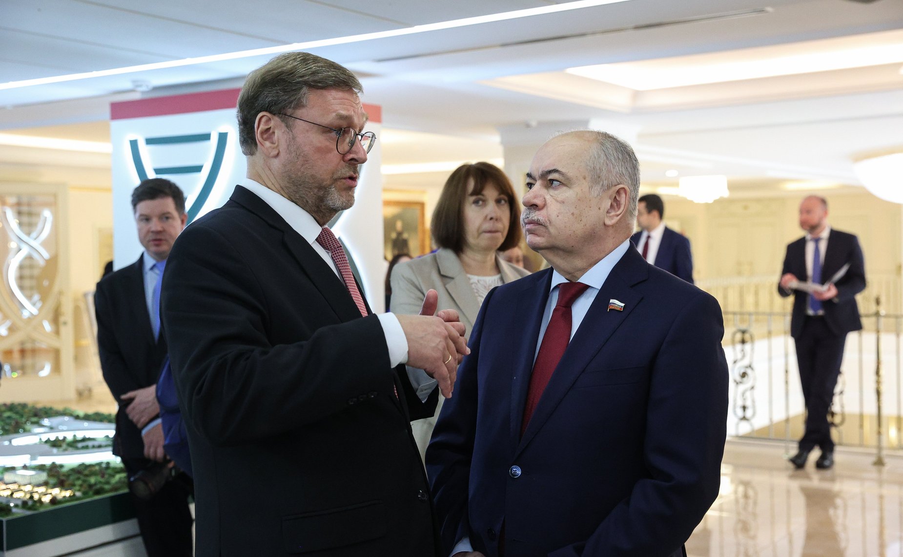 Валентина Матвиенко и президент НИЦ «Курчатовский институт» Михаил Ковальчук открыли выставку «Курчатовский институт – 80 лет для страны и мира»