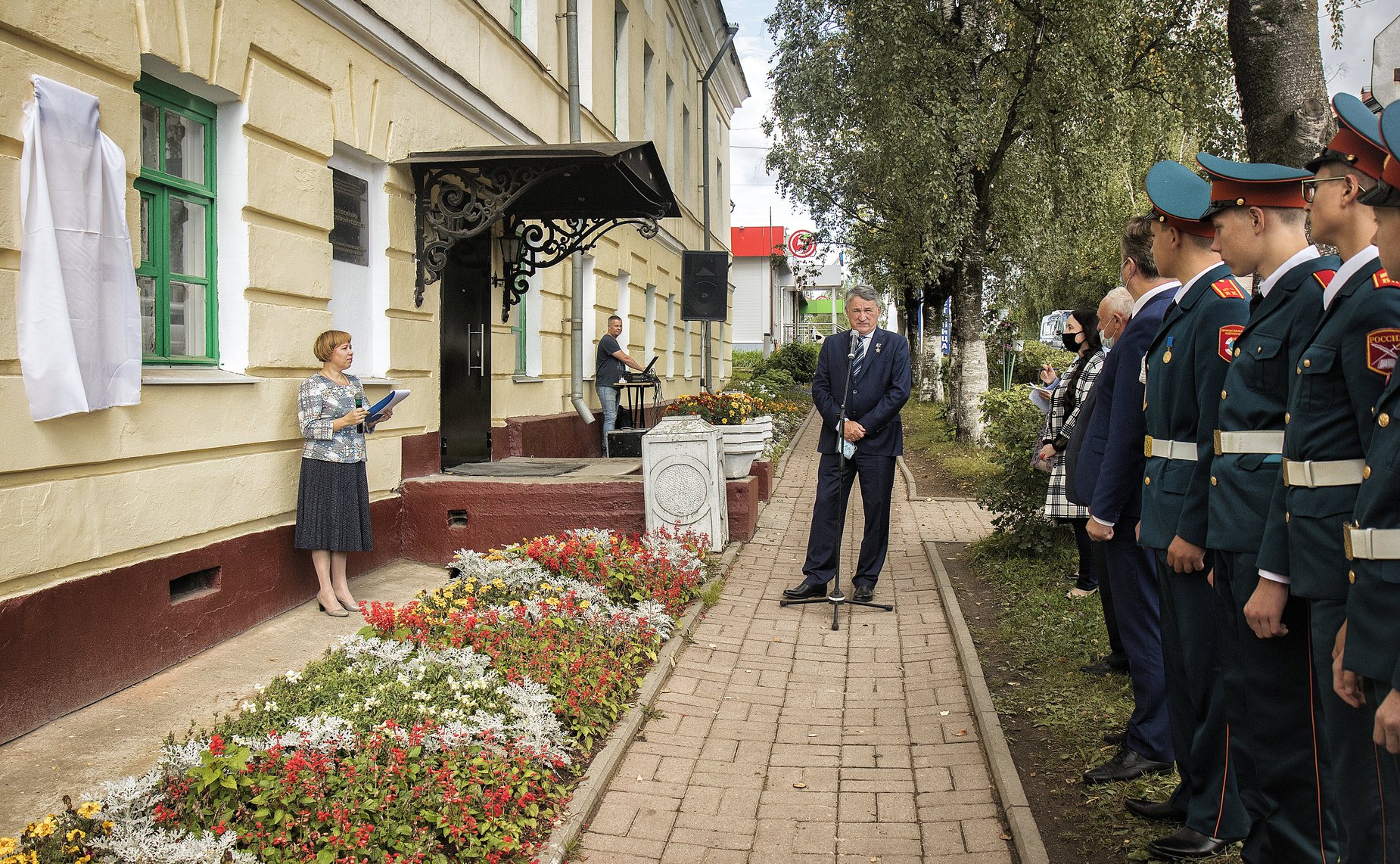 Юрий Воробьев в рамках рабочей поездки в Вытегорский район осмотрел обновленную набережную реки Вытегры и открыл памятную табличку Почетному члену Императорского Русского географического общества Константину Посьету