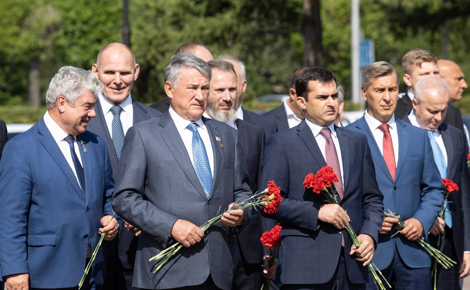 Члены парламентских делегаций России и Армении приняли участие в церемонии возложения цветов к Вечному огню на мемориале Победы