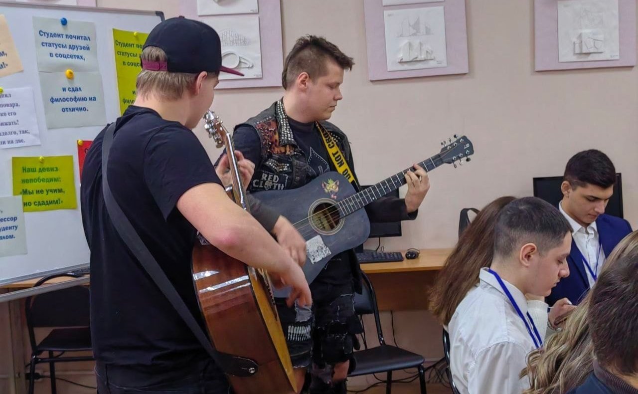 Артем Малащенков вместе с председателем Смоленской областной Думы Игорем Ляховым провел встречу со студентами Российской академии народного хозяйства и государственной службы при Президенте РФ