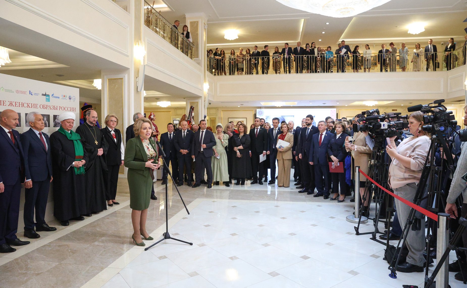 В Совете Федерации открылась выставка «Традиционные женские образы России»