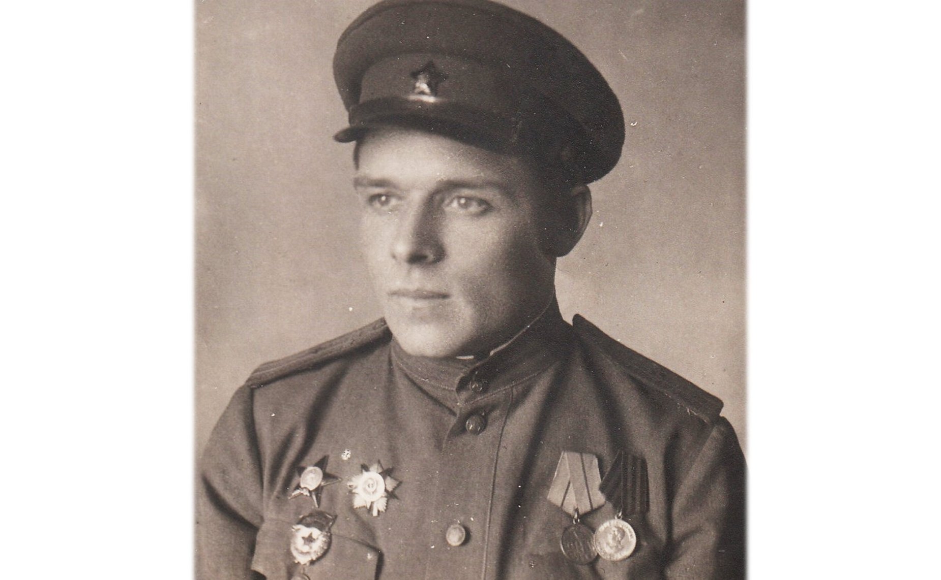 Павел Нестеренко 1914 г. р. майор, помощник начальника штаба 4–го гвардейского сп. Участник обороны Москвы; Сталинградской и Курской битв, Ясско-Кишеневской операции. Был тяжело ранен. Награжден орденами и медалями. Дед сотрудницы Аппарата СФ О. Андерсон