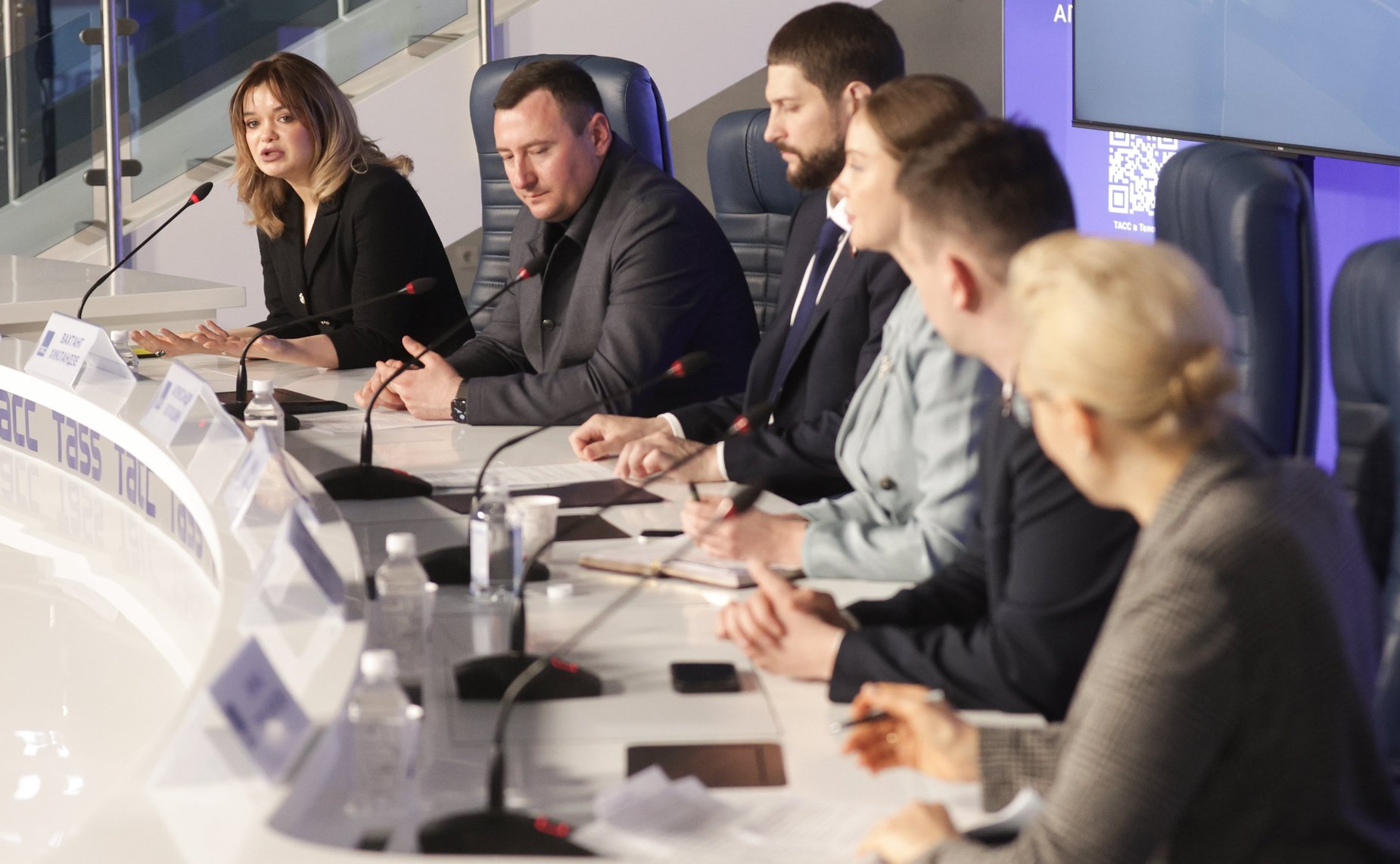 В пресс-центре ТАСС сенатор РФ Александр Волошин принял участие в пресс-конференции, посвященной проведению с 9 по 19 мая в России и Республике Беларусь просветительской молодежной экспедиции «Код непокоренных»