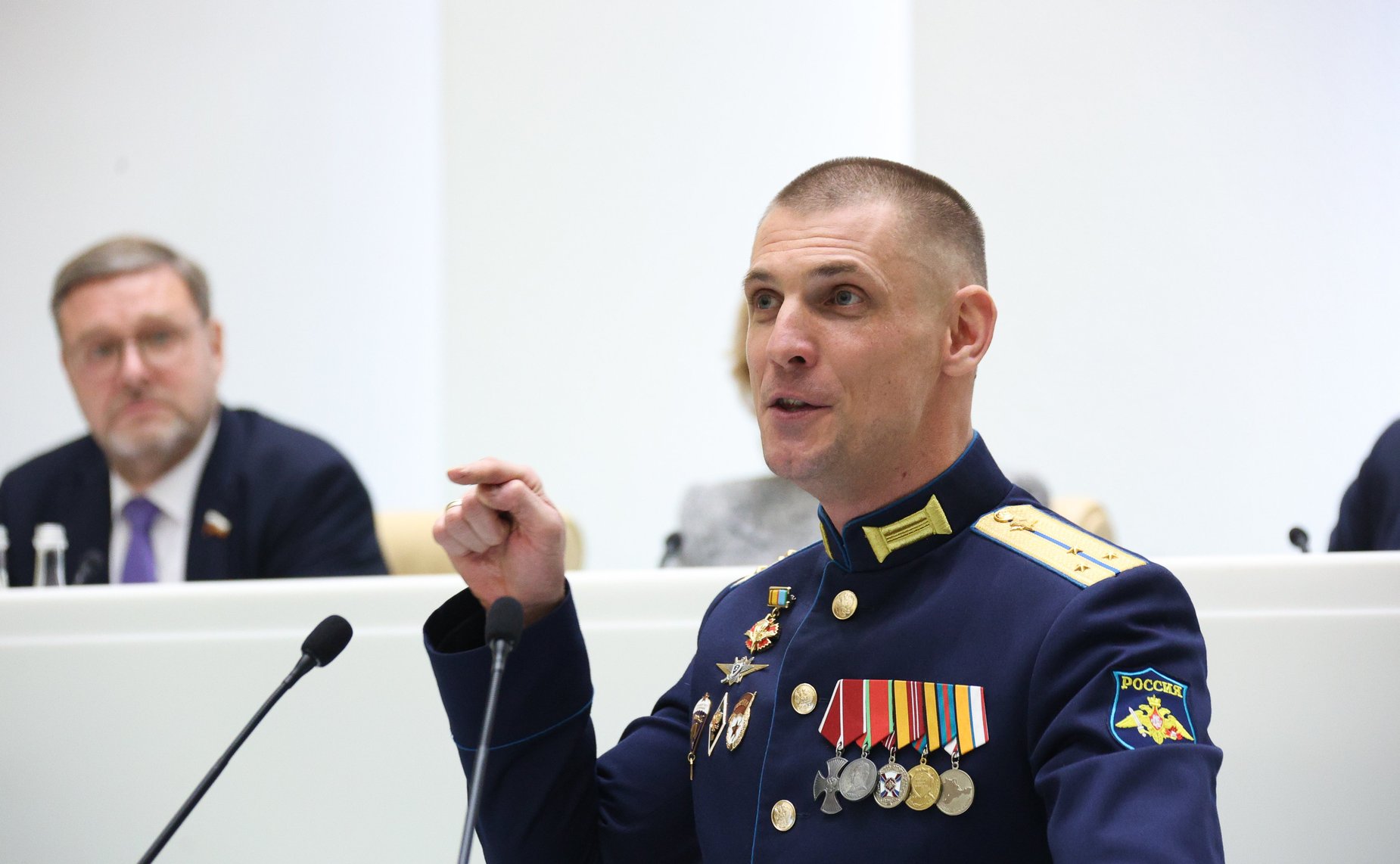 Гвардии старший лейтенант Воздушно-десантных войск, члена Союза писателей России Сергей Лобанов