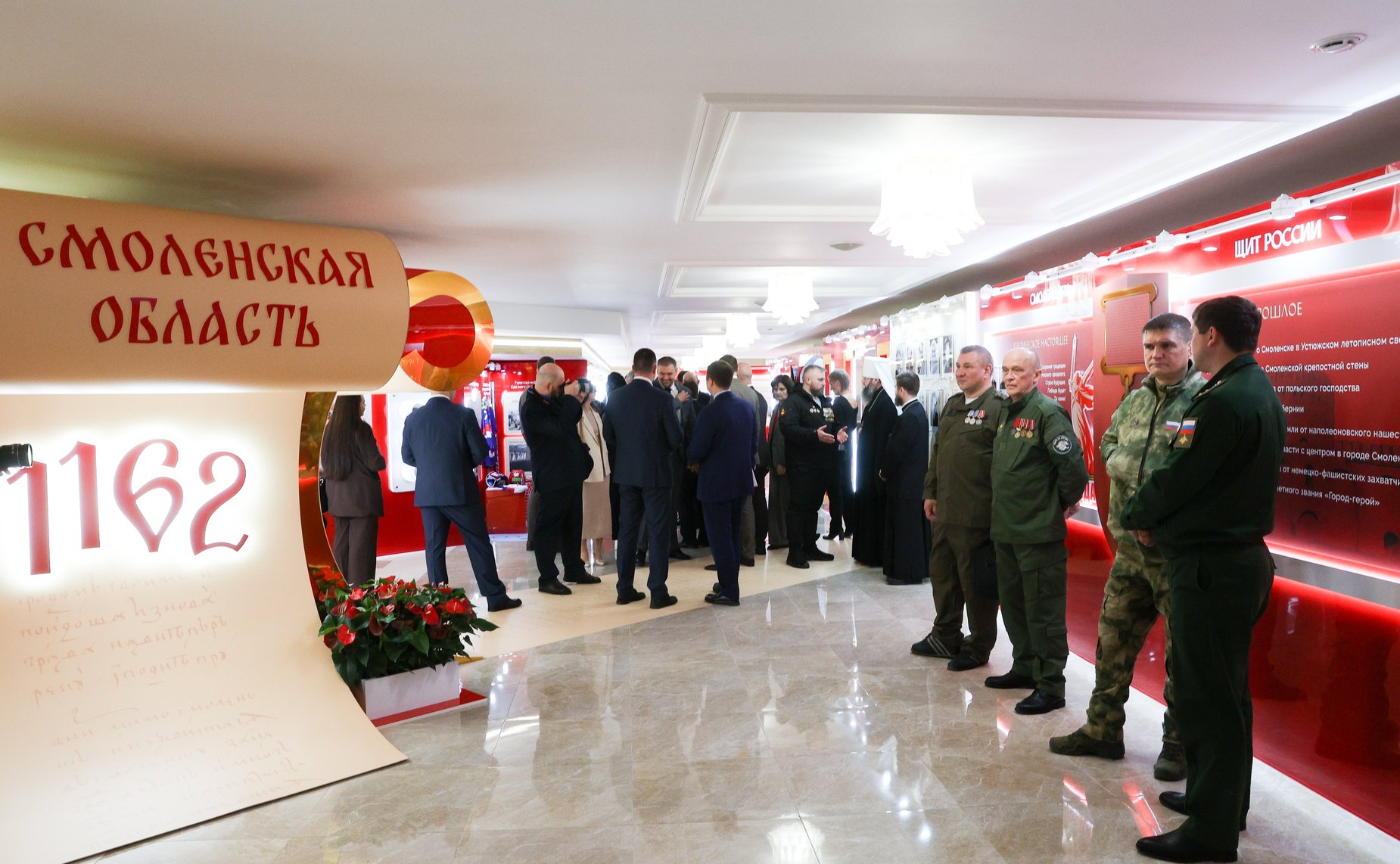 Валентина Матвиенко и Василий Анохин осмотрели выставку, посвященную истории, культуре и перспективным направлениям развития Смоленской области
