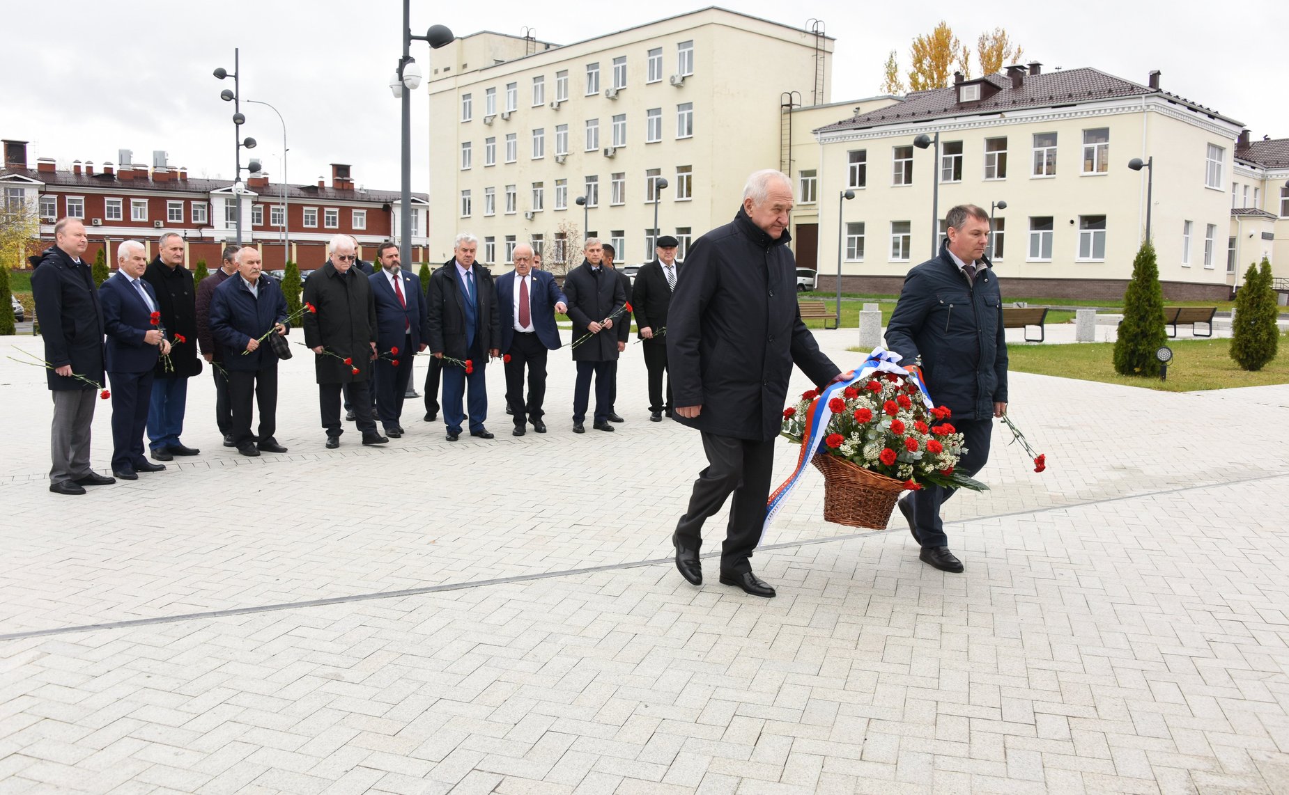 Сенаторы возложили цветы к памятнику испытателям отечественного ядерного оружия