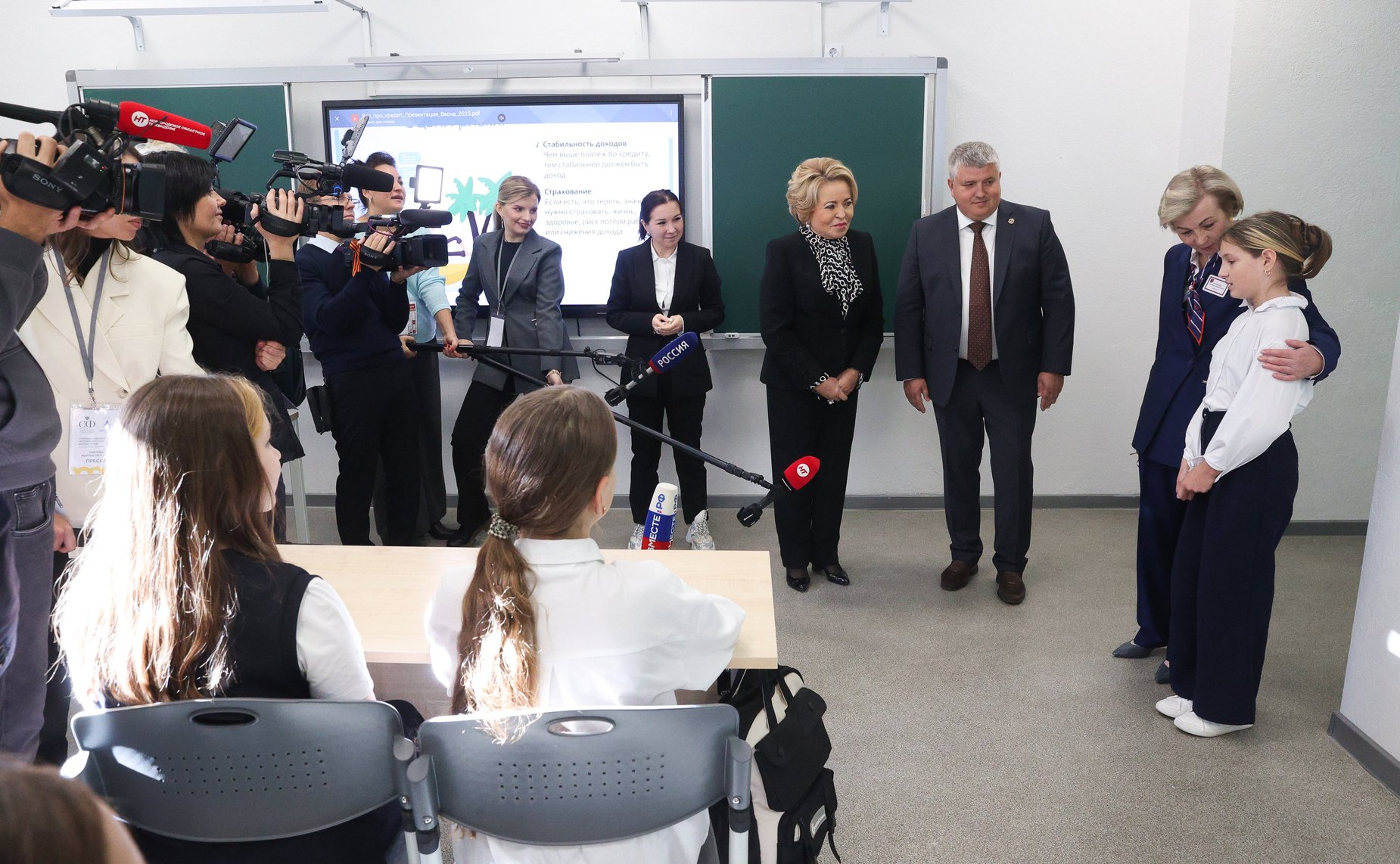 В рамках работы Х Парламентского форума «Историко-культурное наследие России» в Великом Новгороде Валентина Матвиенко посетила детскую общеобразовательную школу имени Г.Р. Державина и Дом музыки имени С.В. Рахманинова