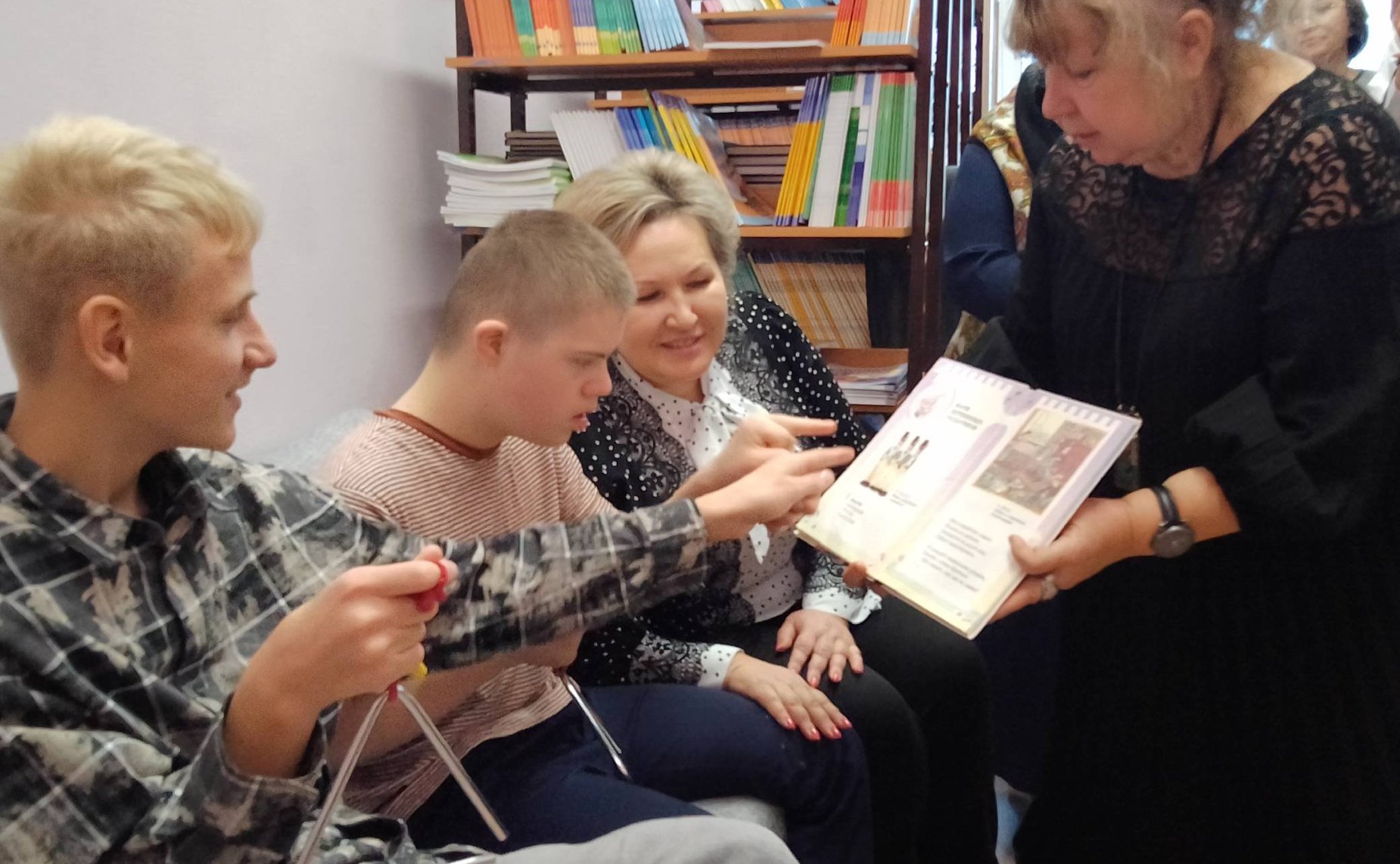 Елена Писарева провела заседание рабочей группы Экспертного совета по инклюзивному образованию при Комитете на площадке общеобразовательного учреждения «Школа № 2124 «Центр развития и коррекции» г. Москвы