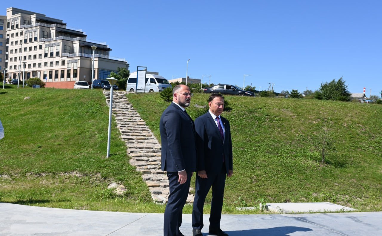 Александр Ролик во время региональной недели провел выездное совещание с главой Владивостока Константином Шестаковым на объектах благоустройства и спорта, построенных в этом году в столице Приморского края