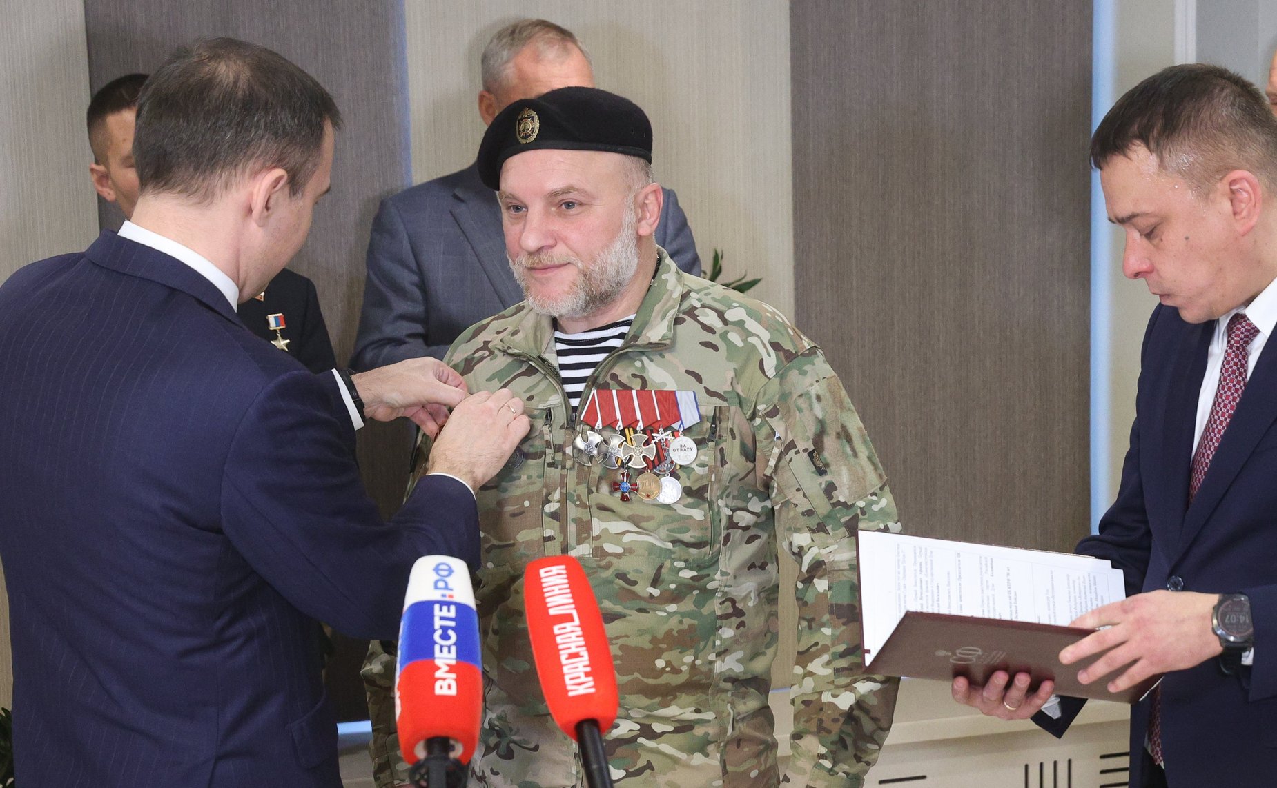 Торжественное награждение военнослужащих в рамках проведения открытия патриотической выставки фотографий военнослужащих Отдельной диверсионной штурмовой бригады «Ветераны»