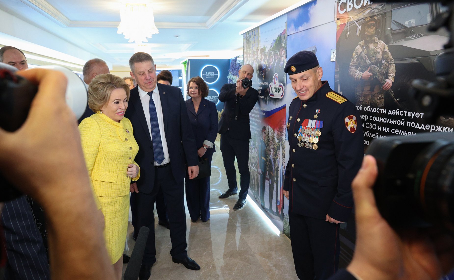 Валентина Матвиенко и Александр Богомаз осмотрели выставку, посвященную истории и перспективным направлениям развития Брянской области