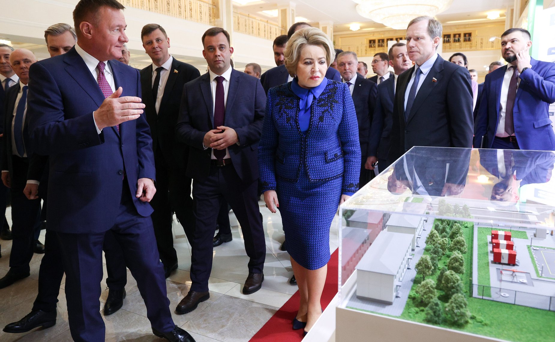Председатель Совета Федерации Валентина Матвиенко и Министр транспорта РФ Роман Старовойт посетили выставку, посвященную национальным и федеральным проектам в транспортной сфере