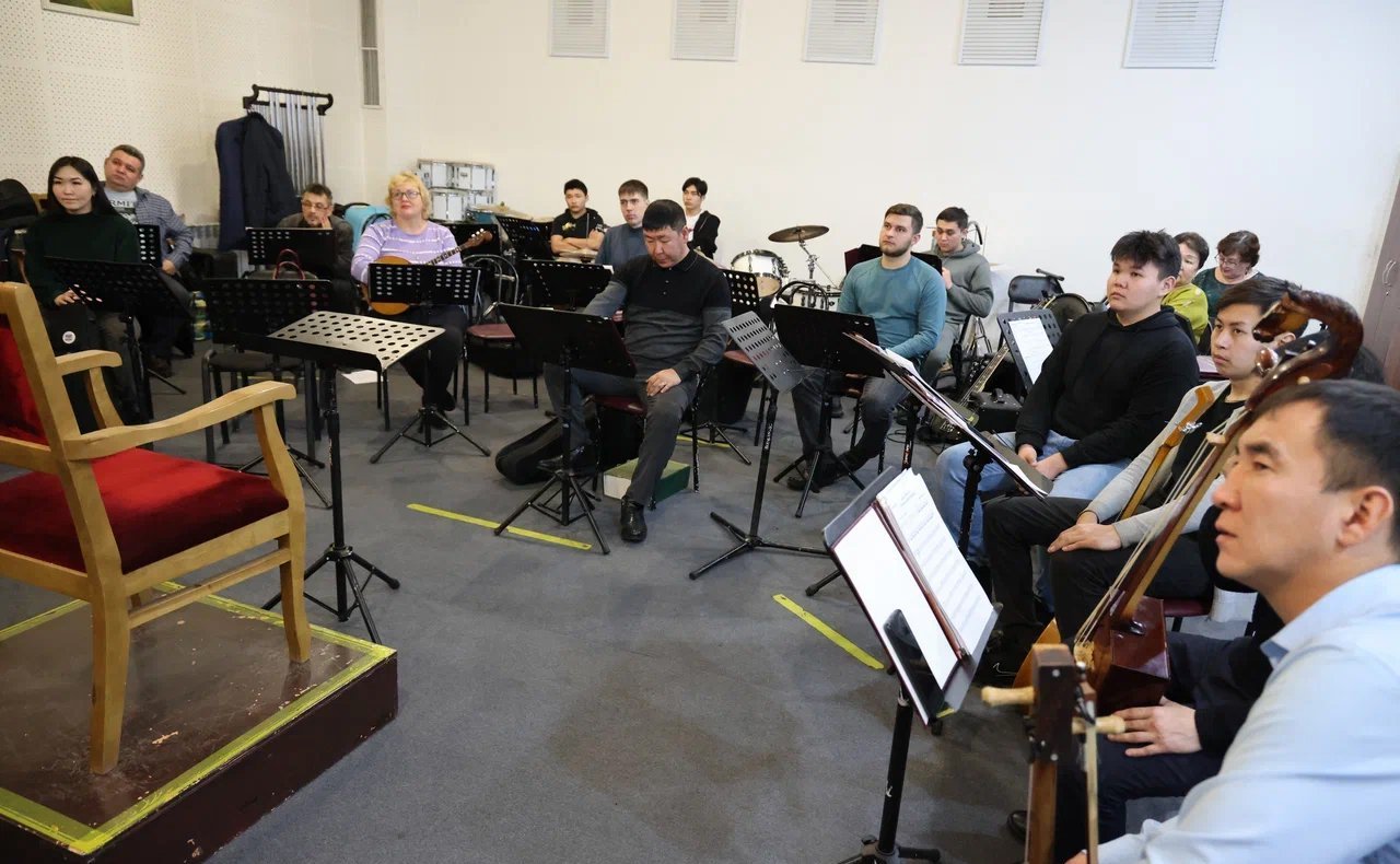 Татьяна Гигель в ходе рабочей поездки в регион вместе с первым заместителем министра культуры Ларисой Стрельниковой встретилась с коллективом Государственного оркестра Республики Алтай