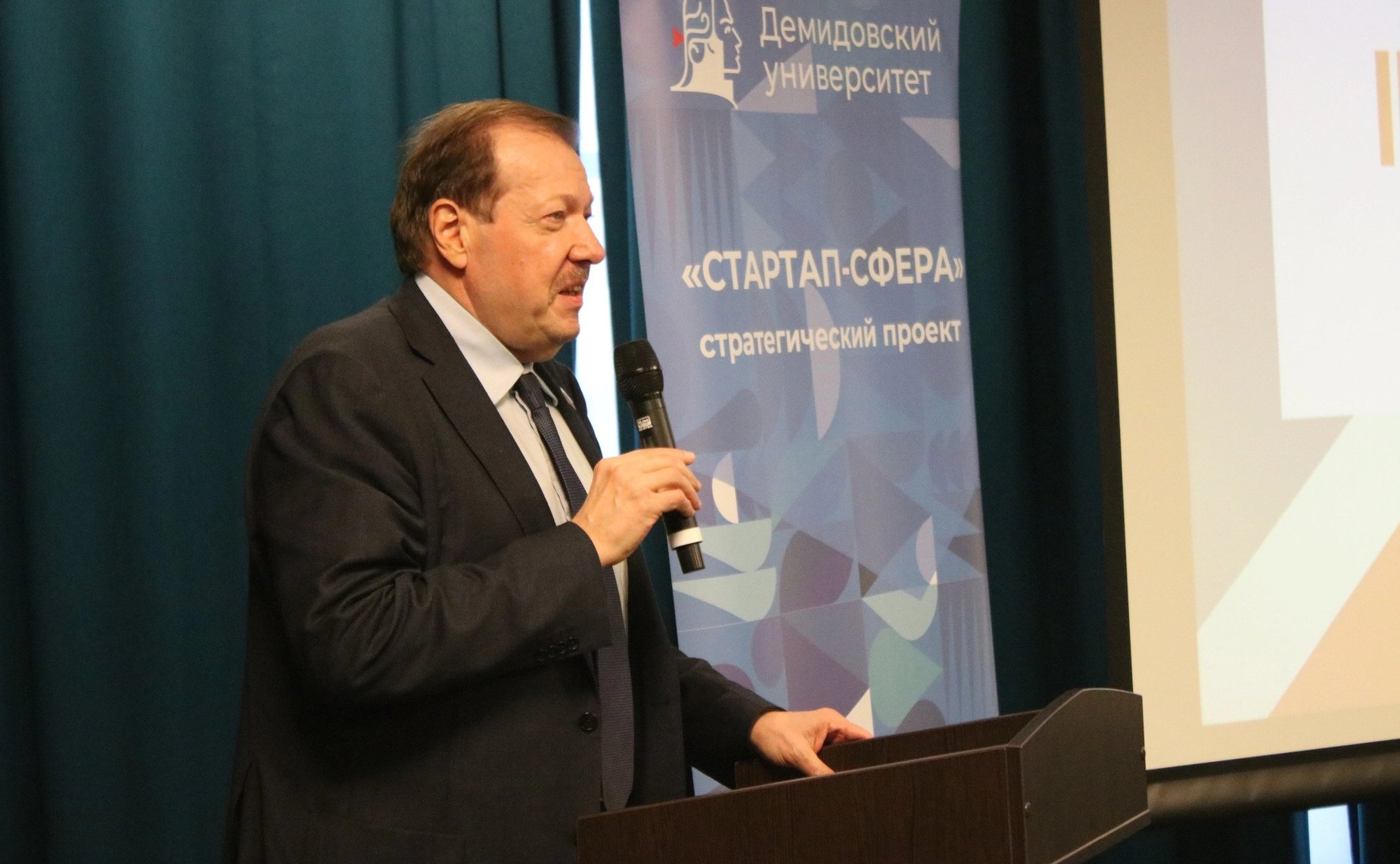 Александр Русаков