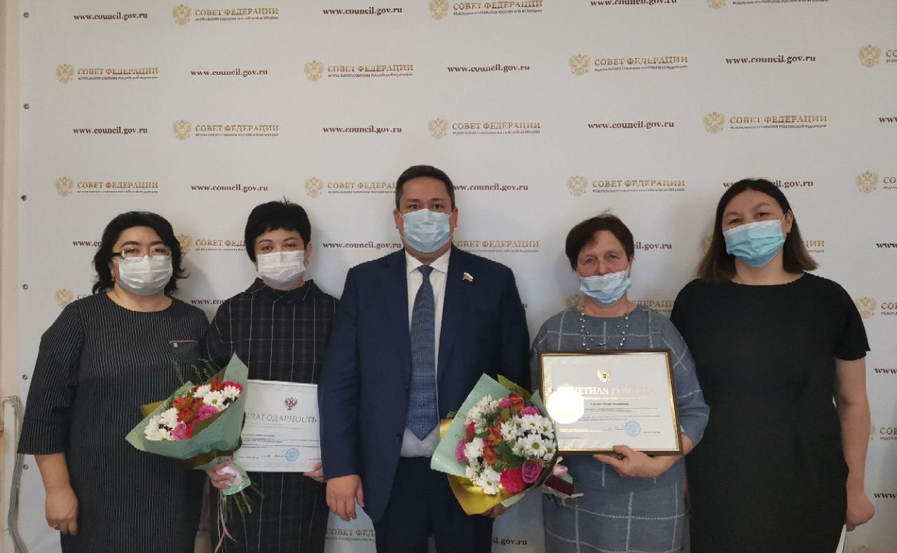 Владимир Полетаев поблагодарил медицинских работников за самоотверженный труд на благо жителей Республики Алтай и вручил им награды