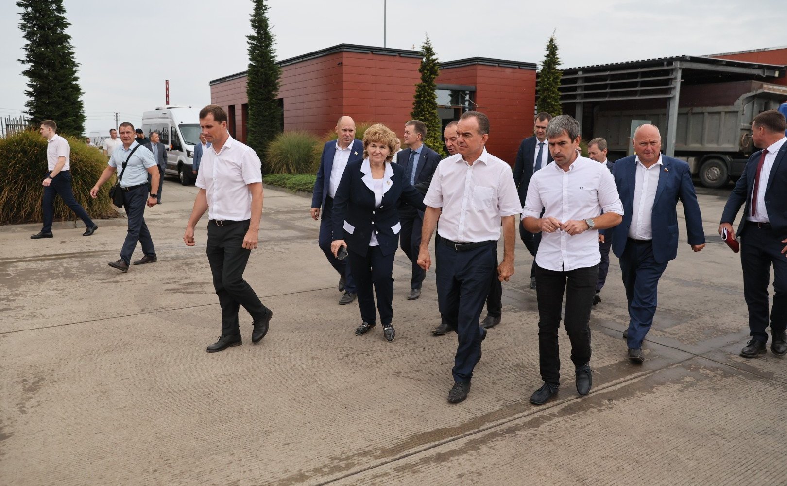 Алексей Кондратенко побывал на одном из крупнейших предприятий – агрофирме «Южной» в Таманском сельском поселении и принял участие в совещании, посвященном развитию виноградарства и виноделия как ключевой отрасли для экономики Краснодарского края