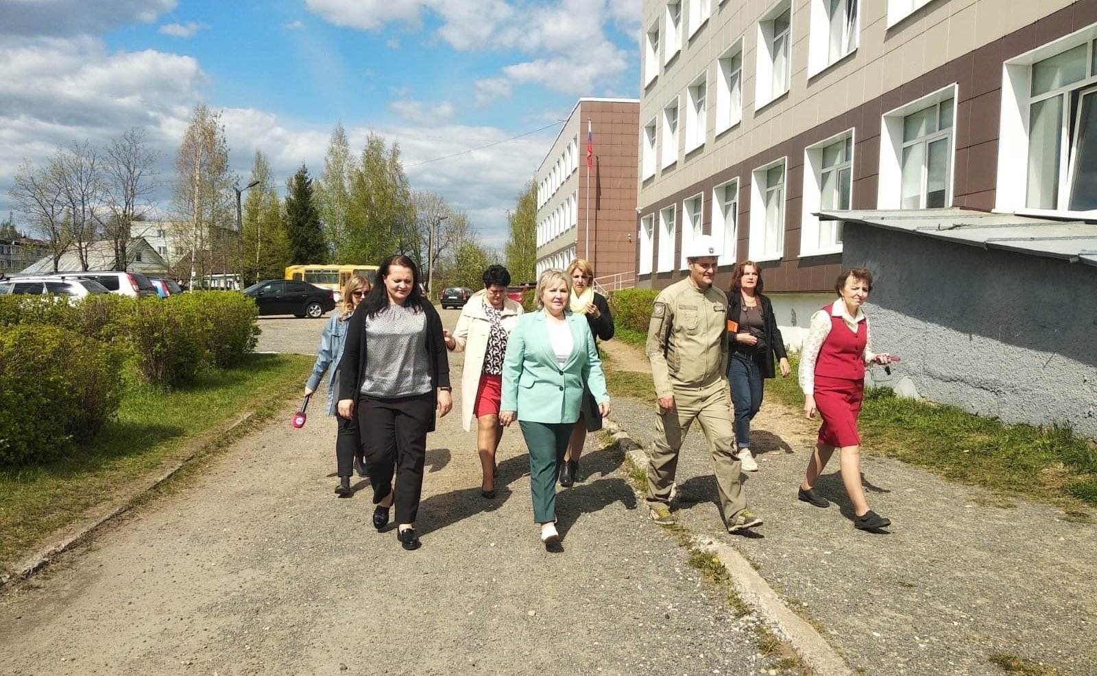 Елена Писарева в ходе поездки в регион осмотрела здания образовательных учреждений, где сейчас идут ремонтные работы