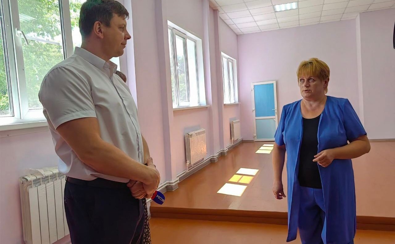 Артем Малащенков посетил сельский дом культуры в Монастырщинском районе