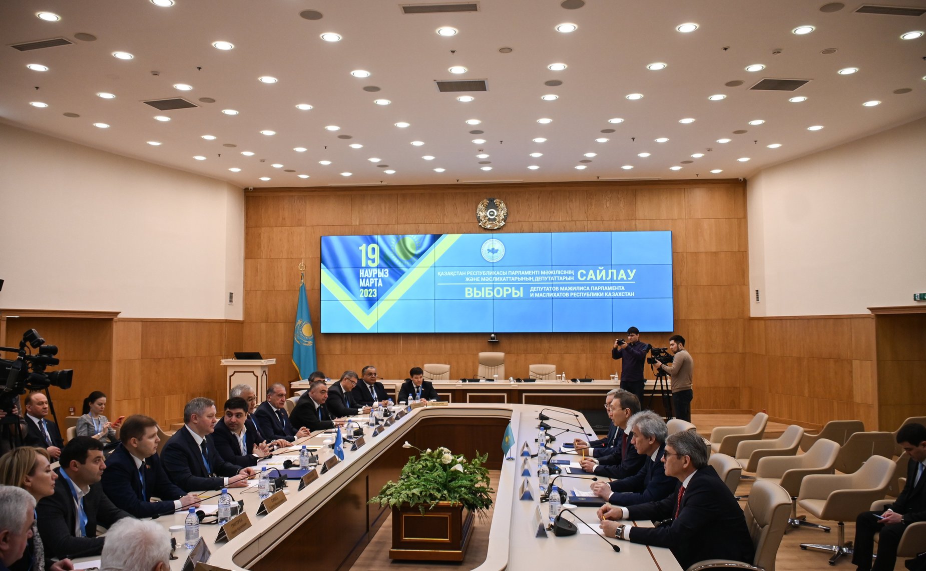 Сенаторы РФ приняли участие в наблюдении за проведением внеочередных выборов депутатов Мажилиса Парламента Республики Казахстан в составе миссий международных наблюдателей