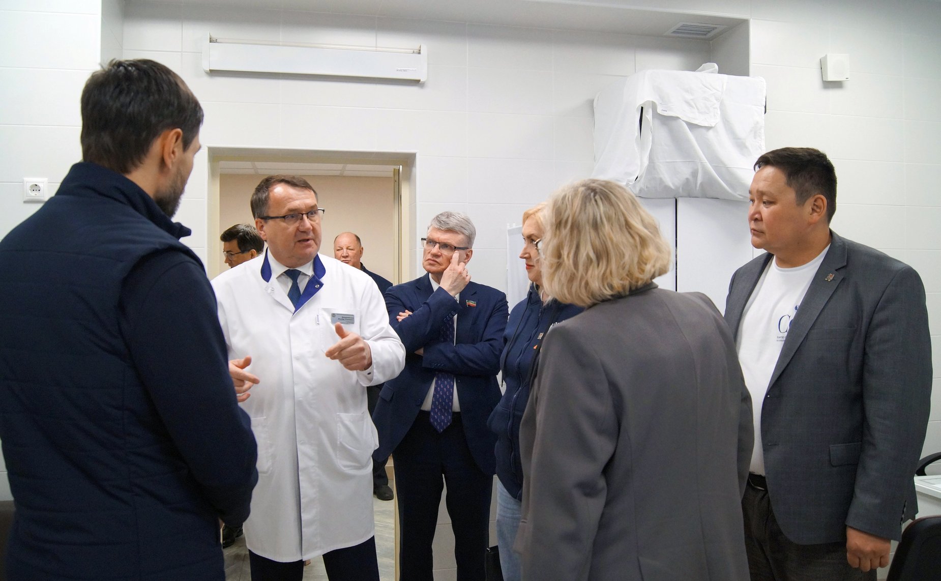 Сенаторы посетили госпиталь для ветеранов войн