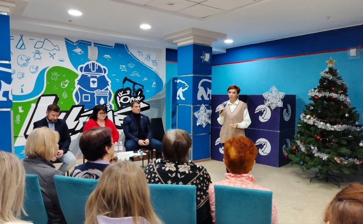 Эдуард Исаков вместе с руководителем регионального отделения фонда «Защитники Отечества» Игорем Илыком встретился в Ханты-Мансийске с представительницами «Женского движения»