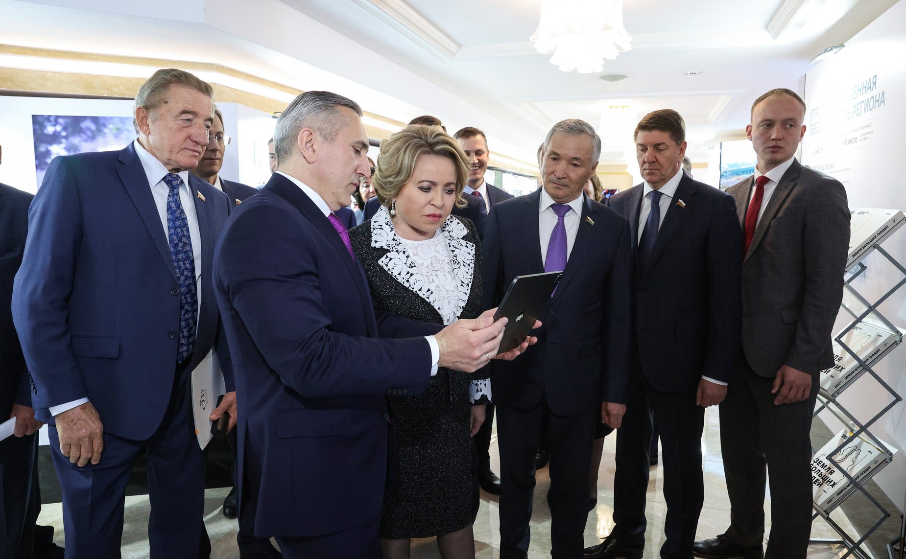 Валентина Матвиенко и Александр Моор осмотрели выставку, посвященную истории и перспективам развития Тюменской области