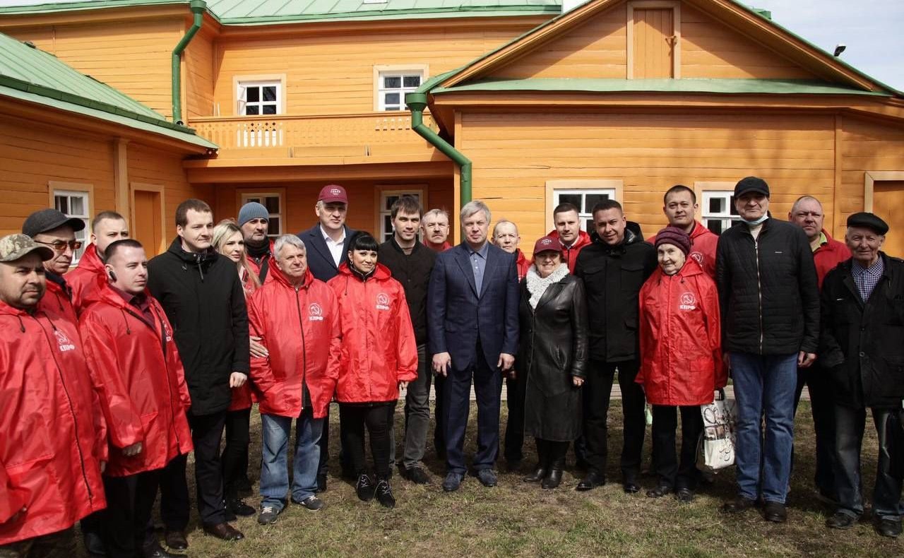 Айрат Гибатдинов принял участие в торжественном возложении цветов к памятнику Ленина совместно с губернатором Ульяновской области А. Русских
