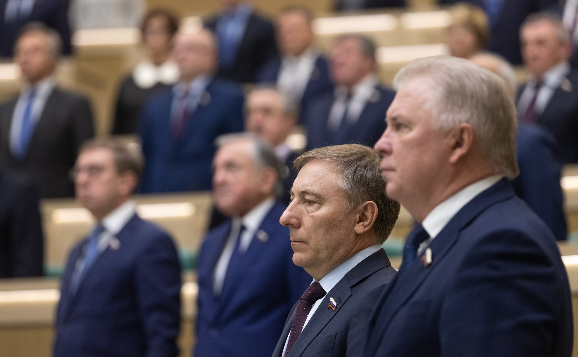 Сенаторы исполняют гимн России перед началом 447-го заседания Совета Федерации