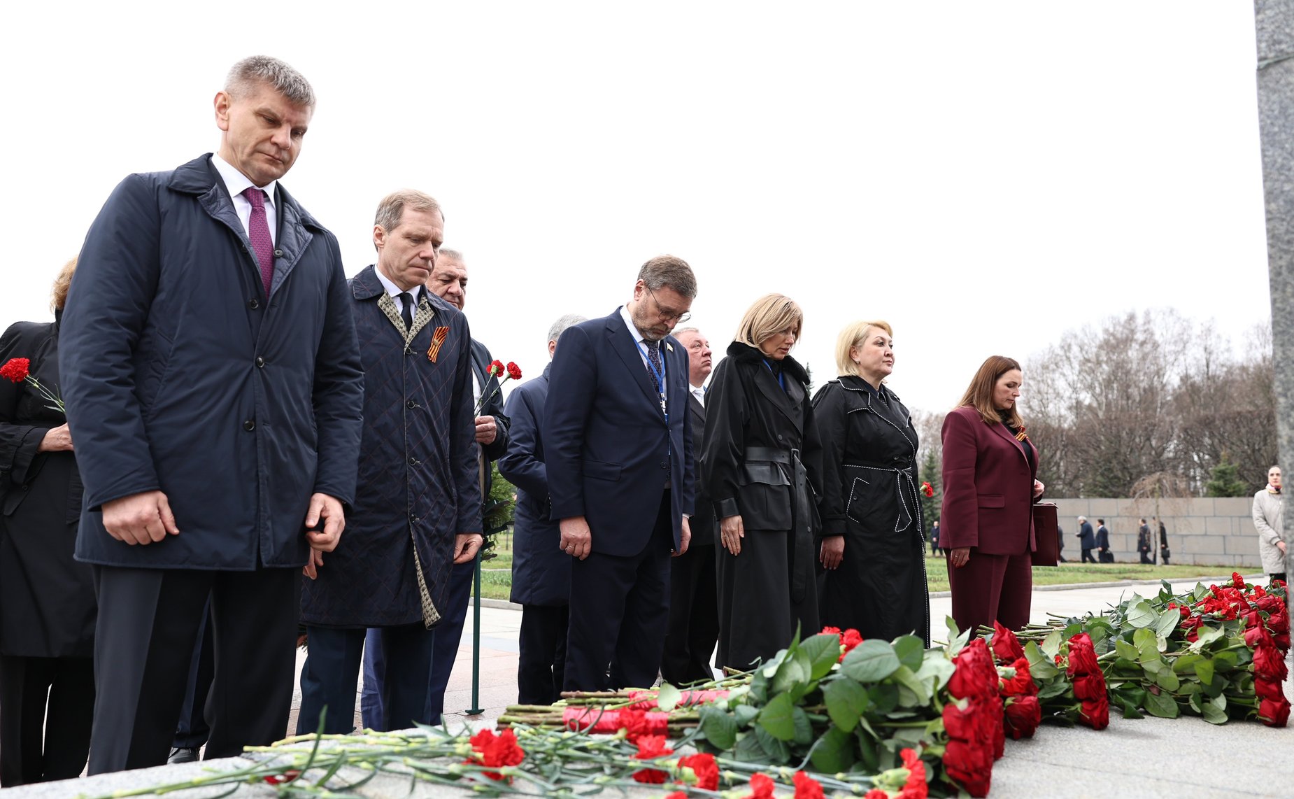 Делегации стран-участниц Межпарламентской Ассамблеи СНГ возложили венки и цветы к Монументу «Мать-Родина» на Пискаревском мемориальном кладбище, а также к памятным плитам государств на Аллее Памяти