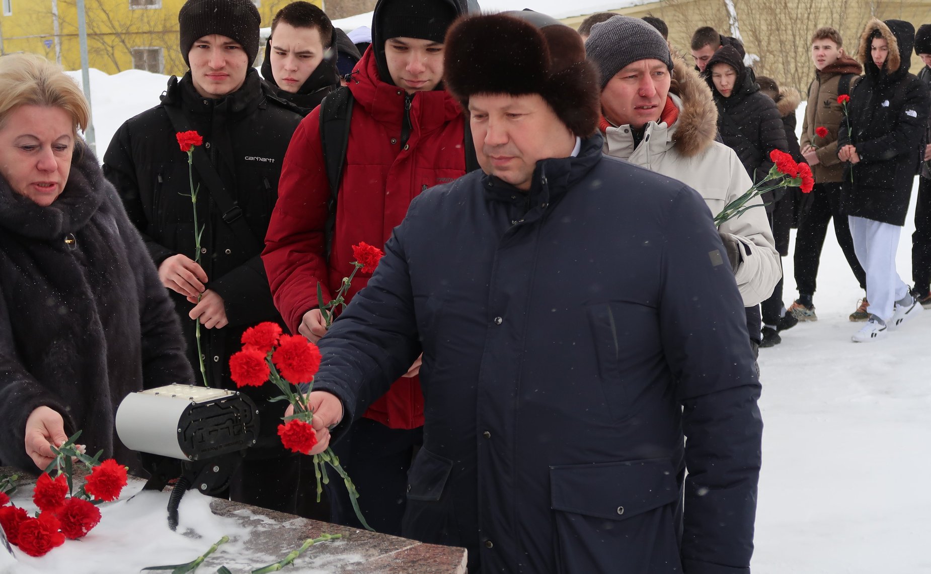 Денис Гусев в канун Дня защитника Отечества провёл встречу студентов Ненецкого АО с участником специальной военной операции и моряком-подводником