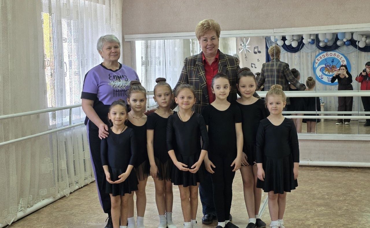 Ольга Бас в ходе поездки в регион посетила Меловской центральный дом культуры и Беловодскую детскую школу искусств