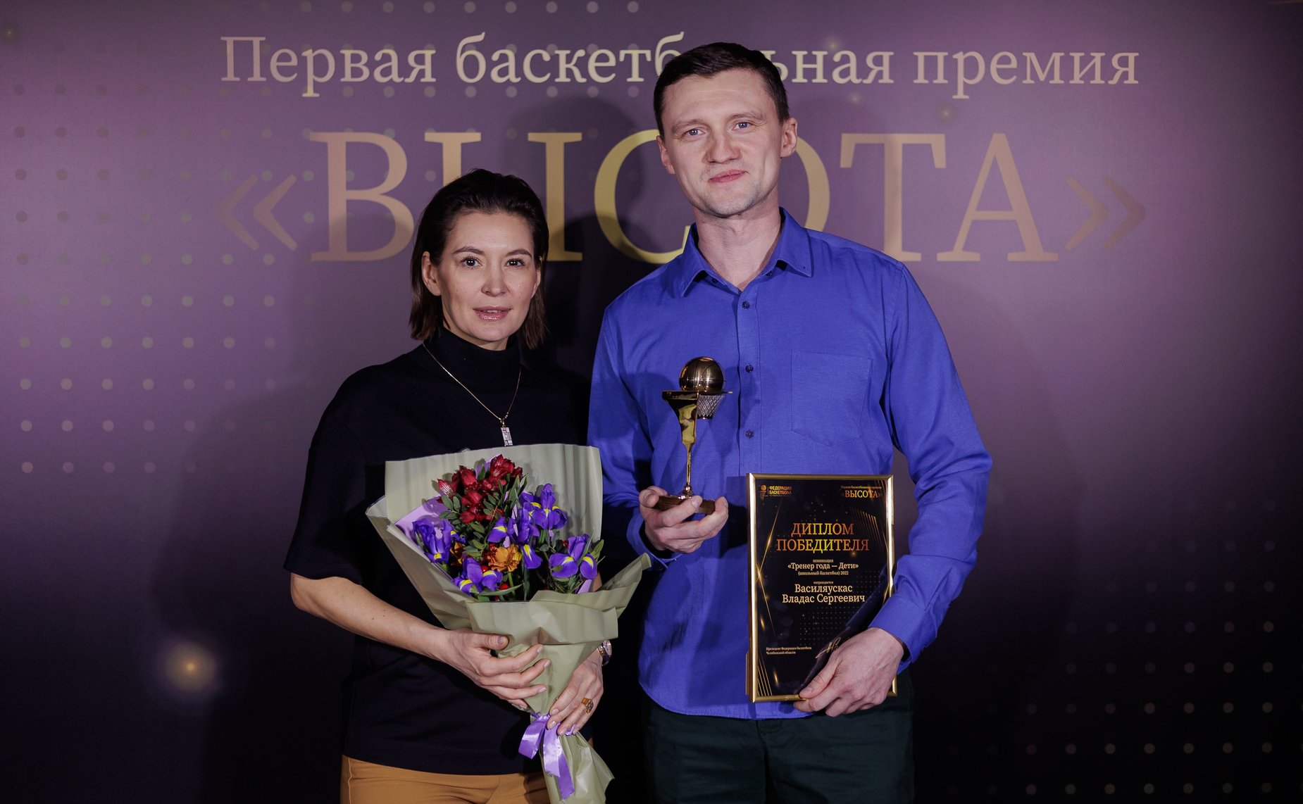 Маргарита Павлова вручила статуэтки победителей общественной премии в номинации «Тренер года – Дети» (школьный баскетбол) Владасу Василяускасу